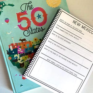 Puede incluir: Un libro azul claro titulado "The 50 States" con ilustraciones coloridas y un cuaderno con espiral con "New Mexico" y preguntas para completar. La portada del libro tiene el texto "&iexcl;Explora EE. UU. con 50 mapas llenos de datos!"