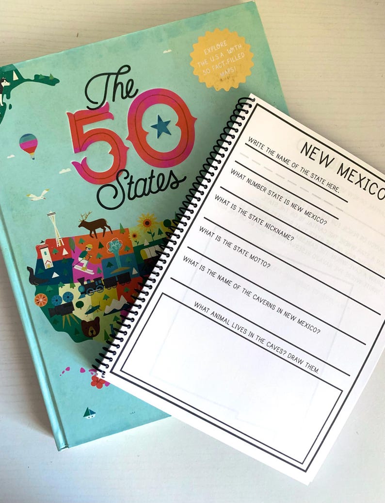 Puede incluir: Un libro azul claro titulado "The 50 States" con ilustraciones coloridas y un cuaderno con espiral con "New Mexico" y preguntas para completar. La portada del libro tiene el texto "&iexcl;Explora EE. UU. con 50 mapas llenos de datos!"