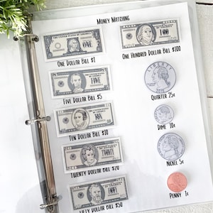 Puede incluir: Un archivador con una hoja blanca que presenta una actividad de emparejamiento de dinero. La hoja muestra imágenes de la moneda estadounidense, incluyendo billetes de uno, cinco, diez, veinte, cincuenta y cien dólares, junto con un cuarto, una moneda de diez centavos, un níquel y un centavo.