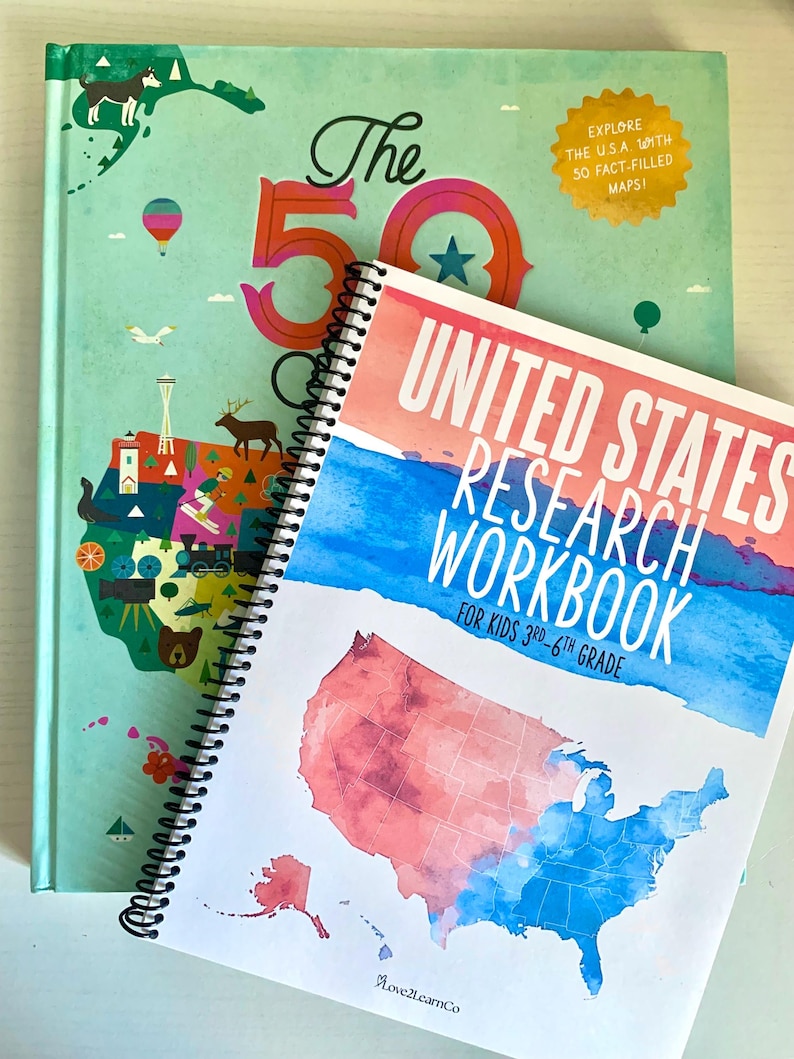 Puede incluir: Dos libros educativos. Uno se titula "The 50 States" con una cubierta turquesa e ilustraciones coloridas. El otro es un cuaderno de trabajo encuadernado en espiral titulado "United States Research Workbook" con un mapa de acuarela de EE. UU.