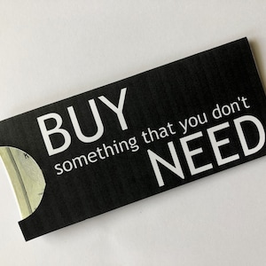 Acquista qualcosa che non ti serve: idea regalo per una busta con soldi stampabile