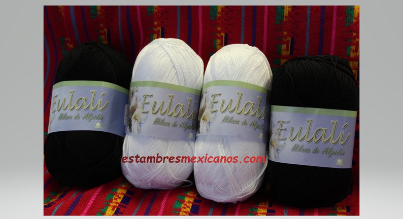 May include: Four skeins of yarn, two in black and two in white, are displayed. Each skein has a label with the word "Eulali" and the text "Hilados de Alpaca". The website "estambresmexicanos.com" is also visible.