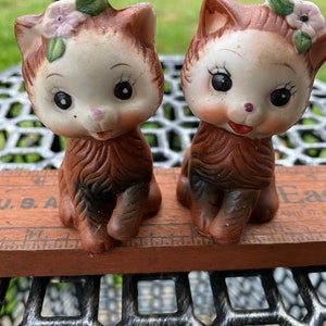 Cute Kitschy vintage cat salt and pepper shakers. 1950’s kitchen fun - salt and pepper shaker collectors