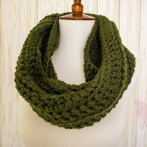 St Patrick&#39;s Day Green Infinity Scarf, Chunky Green Cowl Scarf, Forest Green Circle Scarf, Green Crochet Scarf