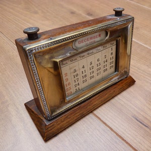 Vintage 1920s Perpetual Desk Calendar Oak Wood and Metal Classic Style Country House Vintage Calendar Manco Plate