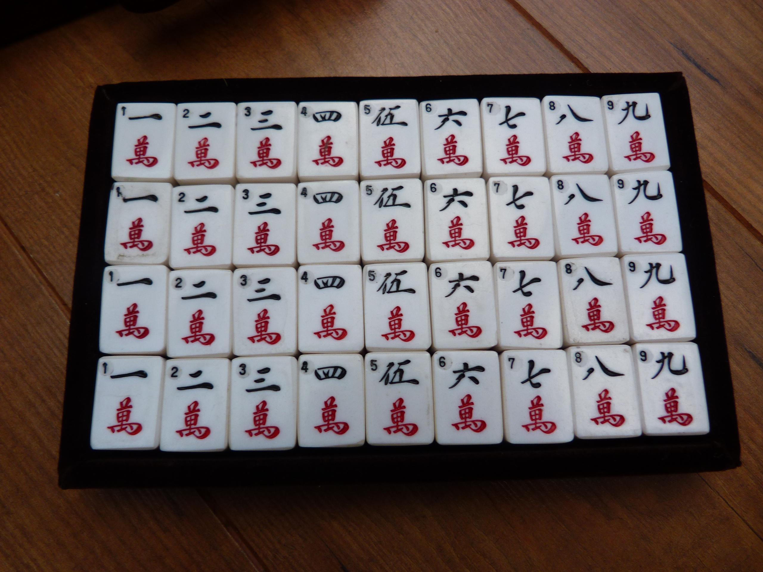 Vintage Mahjong Set in Carry Case Complete With 144 Bone and