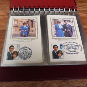 Großbritannien Benham Silk Ersttagspostkarten 1981-3 mit 56 gestempelten Karten GB QEII im Lindner Album