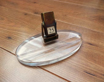 Calendrier perpétuel à rabat en métal vintage des années 1940, calendrier de bureau en métal laitonné, fabriqué en Grande-Bretagne, monté sur une base en plastique transparent
