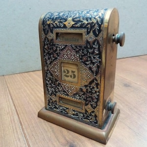 Stilvoller Vintage Ewiger Kalender aus Messingmetall