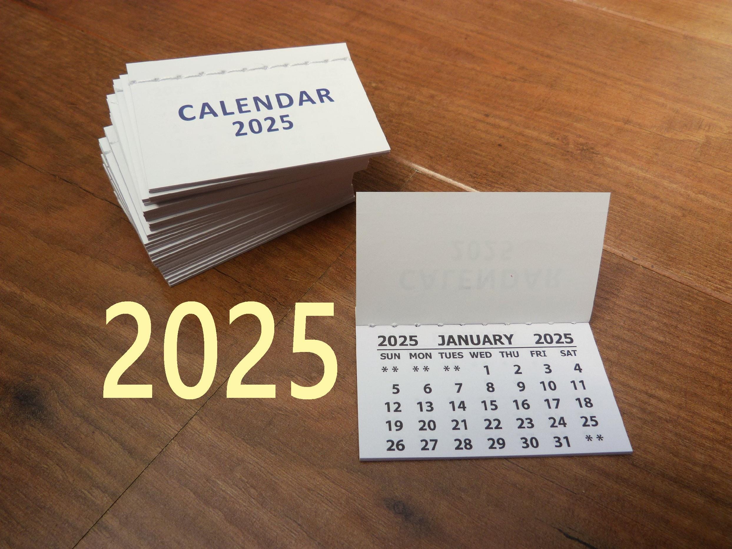 Mini blocs de calendario 2025 (paquete de 20/50/100) Pestañas de inserción de calendario desprendibles cosidas, ideales para proyectos de manualidades o actividades infantiles.