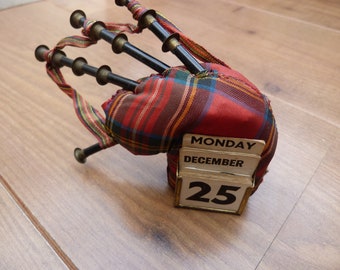 Scottish Bagpipes Vintage Perpetual Calendar with Music Box 1960s vintage plays Scotland the Brave retro calendar