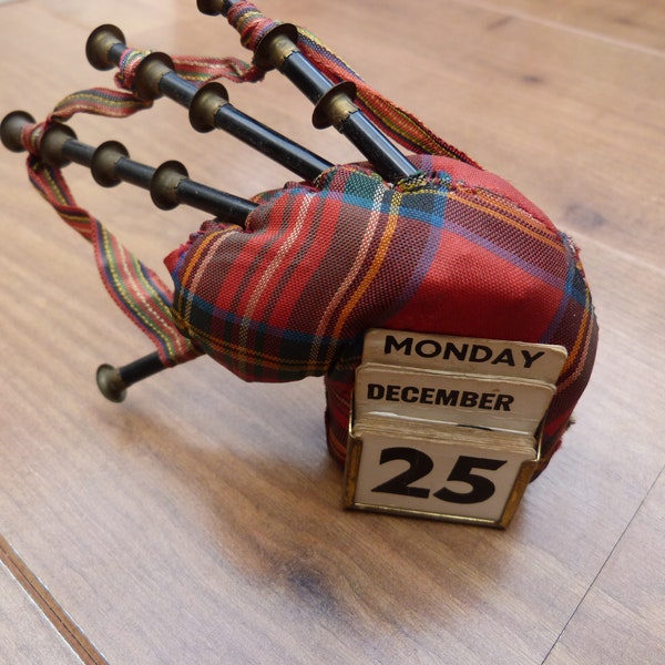 Scottish Bagpipes Vintage Perpetual Calendar with Music Box 1960s vintage plays Scotland the Brave retro calendar