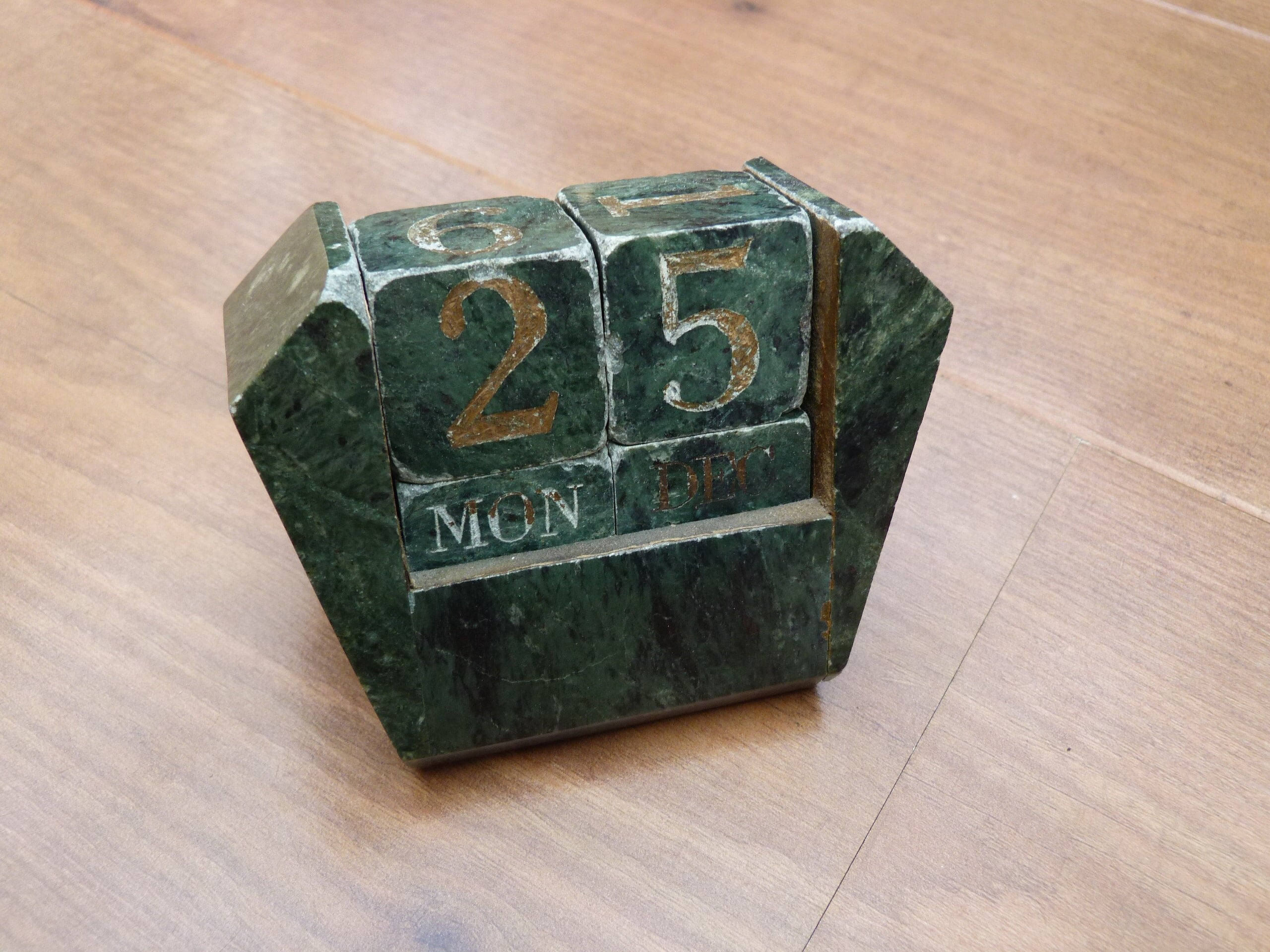 Vintage Green Marble Perpetual Calendar Natural Stone Blocks Vintage Green Marble Perpetual Calendar Natural Stone Blocks