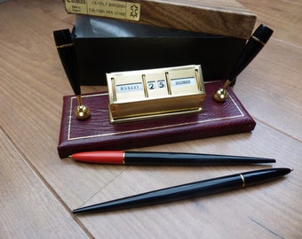 Boxed Real Leather Mounted Vintage Perpetual Calendar with Pen Holders 1970s Vintage. Gold tone Colour Calendar Burgundy Red Leather Base