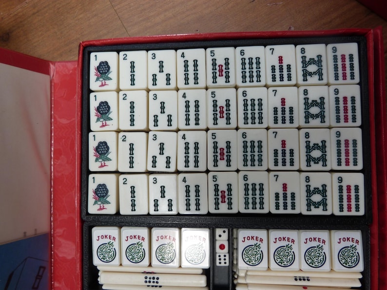 ヴィンテージ麻雀セット 152枚（ジョーカー付き）、キャリーケース入り、数え棒とサイコロ付き 1970年代 画像 4