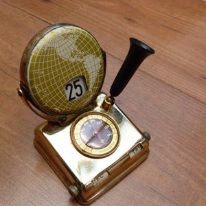 Vintage Metall Globe Immerwährender Klappkalender der Weltkarte mit Thermometer und Stiftständer. 1960er Jahre Chrom Metall Tischkalender
