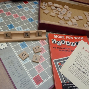 Early Spear&#39;s Scrabble set with wooden letters, Vintage Spear&#39;s Games edition dated 1954 plus book Made in England word board game
