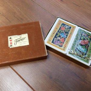 ヴィンテージ フルニエ フローラル トランプ 2 組 (箱入り、1 組は未開封) ポーカー ブリッジやその他のゲーム用
