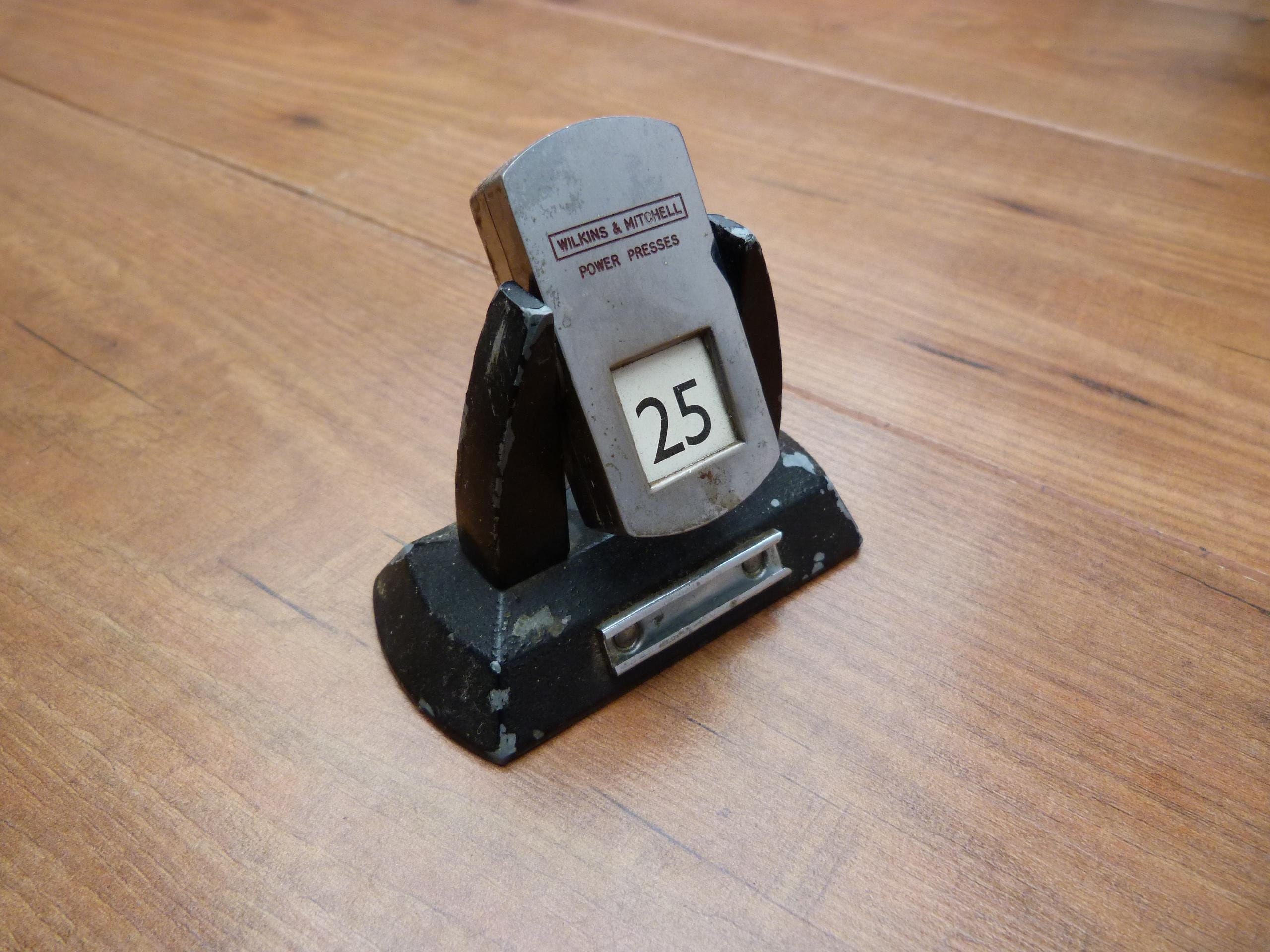 US仕入れ 1932年 ビンテージ メタルデスクカレンダー 30sアメリカUSA 1934年 ビンテージ メタルデスクカレンダー ゴールド 30sアメリカUSA
