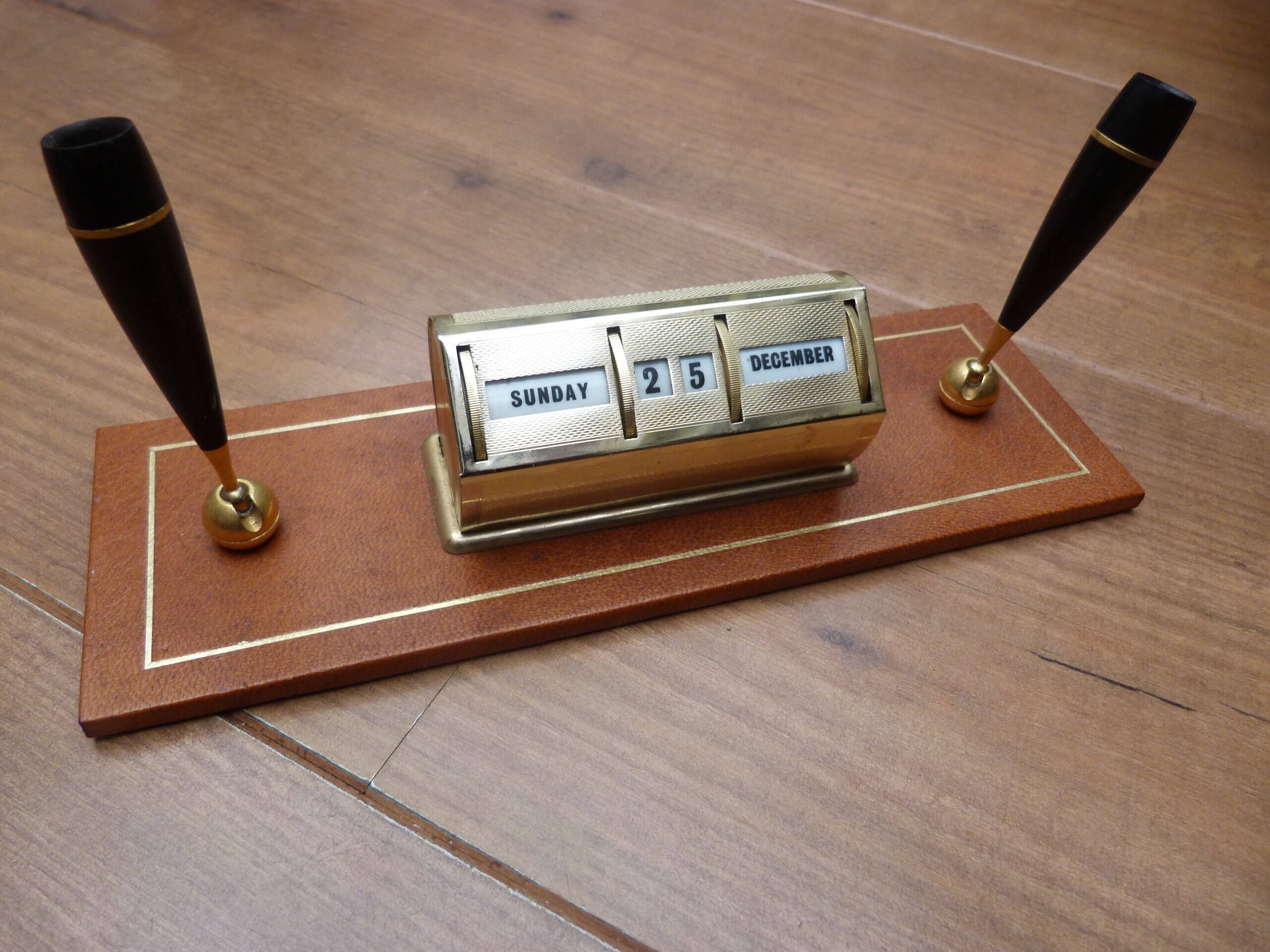 Vintage Perpetual Calendar Desk Calendar Gold/brass Colour on Montana Calf  Leather Base With Pen Holders 1970s Vintage - Etsy Israel