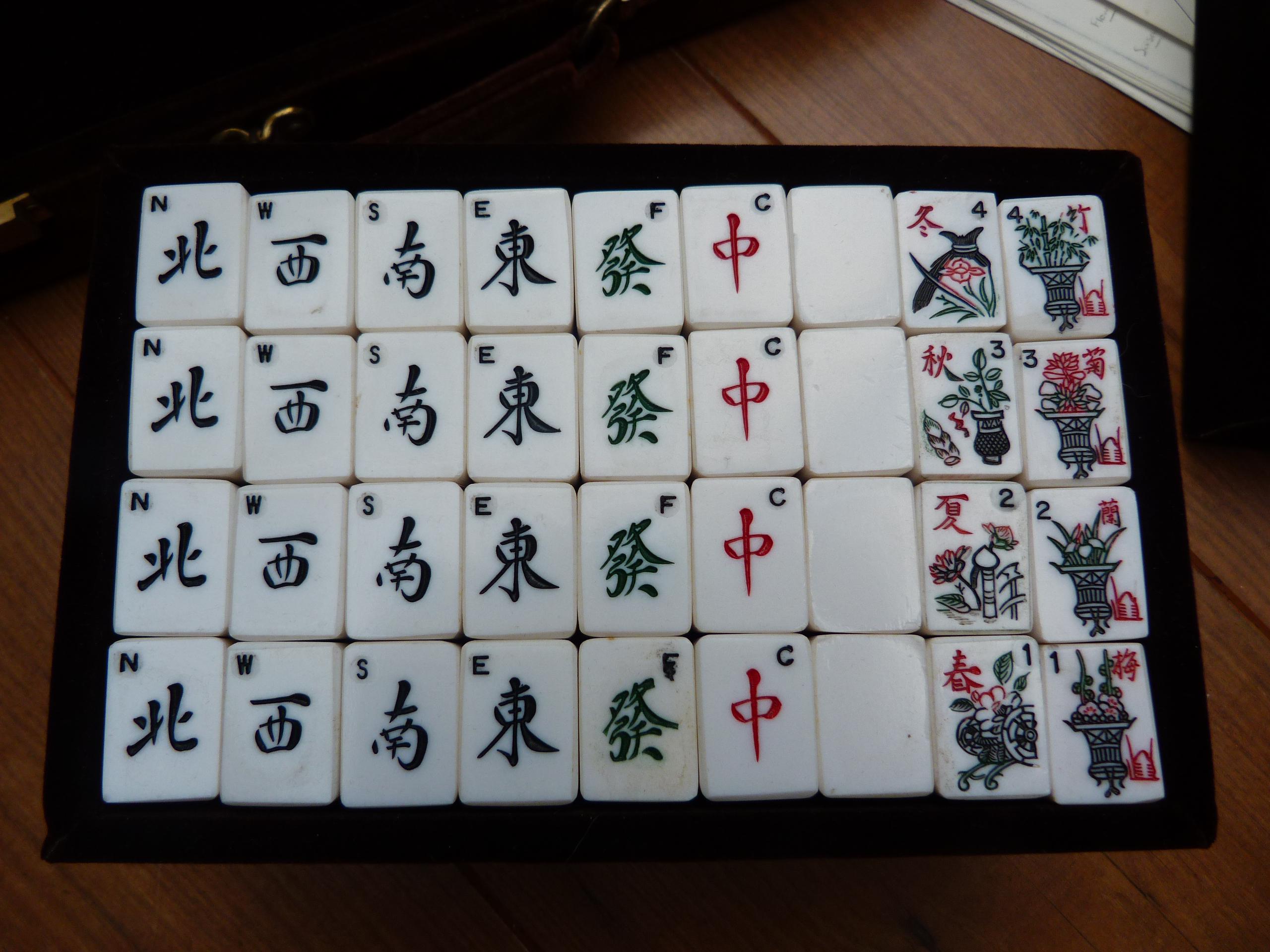 Vintage Mahjong Set in Carry Case Complete With 144 Bone and
