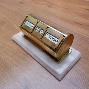 Vintage Tischkalender Ewiger Tisch Kalender Gold/Messing Farbe Metall auf weissem Faux Onyx Sockel 1960s Made in England