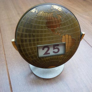 Vintage großer Metall Globus Perpetual Klappkalender mit Weltkarte 1960er Jahre Tischkalender 13cm hoch