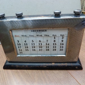 Vintage Perpetual Calendar Desk Calendar Wood and Metal Large Classic Style Vintage Calendar Chromium Plate