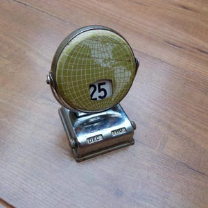 Vintage Metall Globus Perpetual Flip Kalender Weltkarte 1960er Jahre Metall Tischkalender