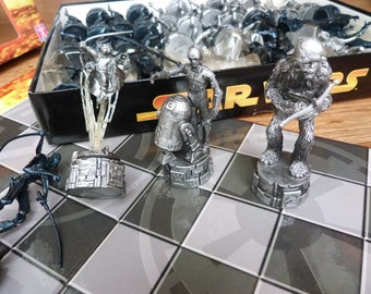 Vintage Star Wars Saga Edition 3D Chess Set with Folding Board Complete with 32 pieces of Star Wars Numbered Collector Edition