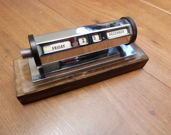 Vintage Perpetual Calendar Desk Calendar Art Deco Style 1950s Vintage. Silver tone Octagonal Barrel Metal Calendar on Clear Plastic Base