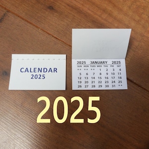 Mini 2025-kalenderblok met genaaide binding Ideaal voor knutselprojecten: maak van alles een kalender met deze inzetstukken. Pak van 2 - 10
