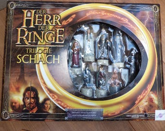 Vintage Lord of the Rings Trilogy Edition Chess Set with Folding Board Complete with 35 Colour Pieces of LOTR characters German Edition