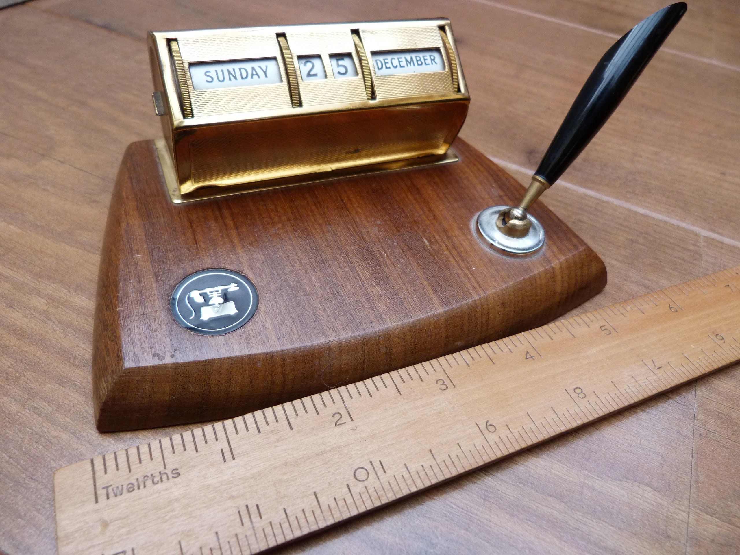 Vintage Perpetual Calendar Desk Calendar With Pen Holder Gold Brass Colour  on Wooden Base 1960s Vintage Stratton Made in England - Etsy