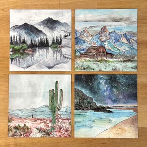 Puede incluir: Cuatro pinturas cuadradas de acuarela que representan paisajes. Una muestra montañas reflejadas en un lago, otra un granero y montañas, una tercera una escena desértica con un cactus y la última una playa bajo un cielo estrellado.