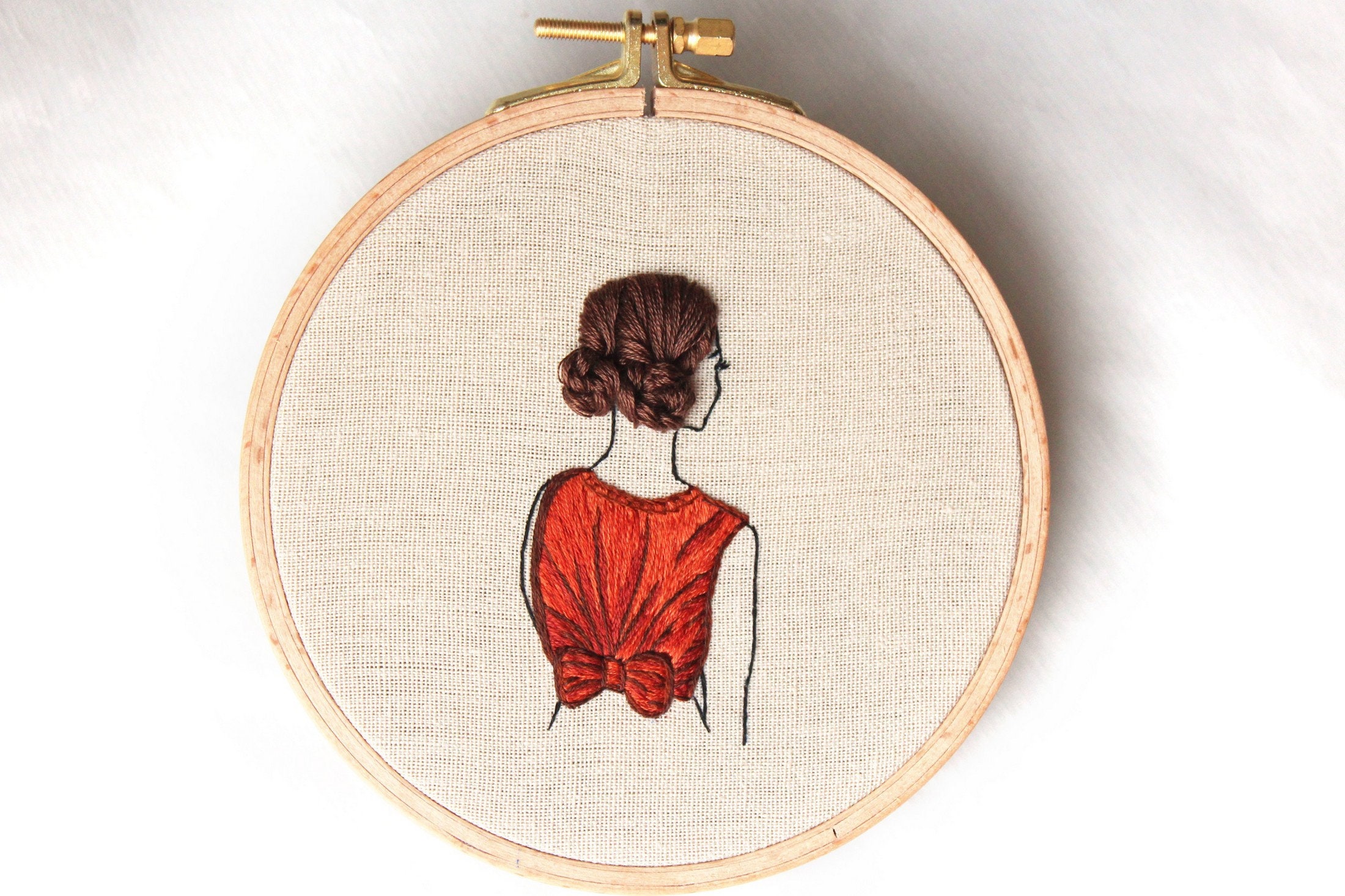 Sheena liam вышивка. Вышивка крестиком дамы. Вышивка на пяльцах девушка с волосами. Необычная вышивка. Объемная вышивка.