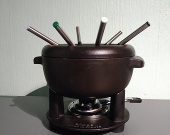 Rare fondue set from STAUB France, Alsace. Stand and pot made of cast iron, vintage 70s, 80s. Very well preserved. For eternity.