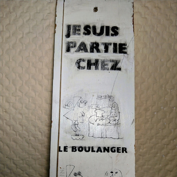 Humorous French message board, memory board, vintage, wood. Theme "Where can I be found?" Francophile cartoons, comics.