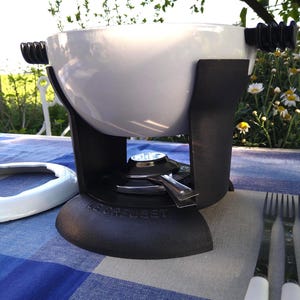 LeCreuset fondue set, a rare Art Deco/Bauhaus-style retro item. Snow-white pot. Enameled cast iron, excellent condition, vintage.
