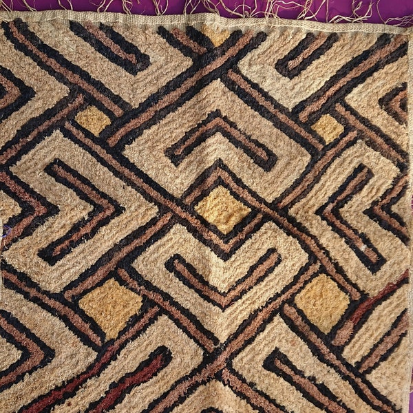 Antique raphia tapis fait  main à  l Afrique, Vintage, originales  des villages de Kasai en Congo de la tribu Kuba Shoow. cm 67 x 66 cm