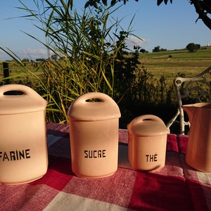 Art Deco for the kitchen. Sarreguemines in salmon pink : 3 ceramic jars, storage jars. Labeled in French. Plus 1 milk jug. Rare and chic.