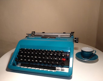 Olivetti Studio 45. Vintage. Machine à écrire emblématique du design italien par Ettore Sottsass. Années 60/70. Utilisé. Turquoise. Coffre