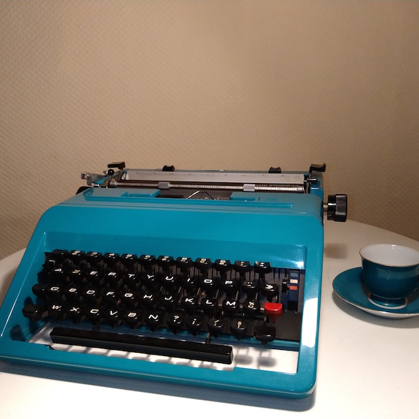 Olivetti Studio 45. Vintage. Iconic Italian design typewriter by Ettore Sottsass. 60s/70s. Used. Turquoise. With case.