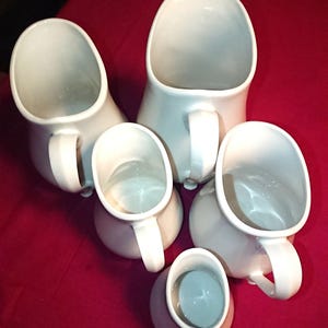 French series of jugs, pitchers, café au lait, mid century, CHAUVIGNY, Tradition CNP France, APILCO, Deshoulières, Limoges. 1 l to 0.1 l