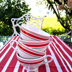 Peut inclure: Ensemble de trois mugs en céramique avec une finition mate et mouchetée. Les tasses sont de couleur crème, gris clair et gris foncé. Chaque mug a un design simple et moderne et une anse arrondie. Pour le café ou le thé.