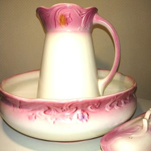 La Vie en rose. French Art Nouveau wash set around 1900. Cheeky raspberry pink, unusual. Spicy. 3 parts. Antique. Impressive.