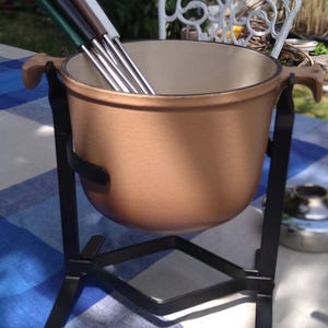 Le Creuset, design Enzo Mari, La Mama enameled, 1970s, cult. Complete fondue set with interesting stand, perfect condition. Vintage. Rare.