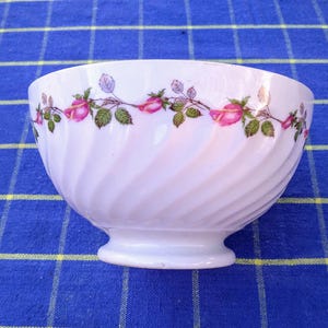 Perfect GIEN France Café au lait bol, vintage, lovely delicate rose pattern, fluted finest porcelain, top condition, medium size. MC.