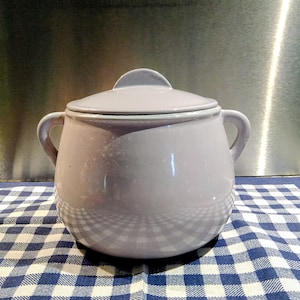 Kleiner Le Creuset Bohnentopf. Bezaubernd winzig, Blasses Violett-Grau. Top erhalten, sehr selten. Vintage.