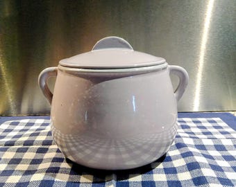 Der kleine Le Creuset Bohnentopf. Bezaubernd winzig, Blasses Violett-Grau. Top erhalten, sehr selten. Vintage.